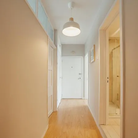 Bright & Stylish Near Parque Da By Vacationy דירה *